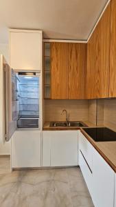 Una cocina o cocineta en Gray Mirage Apartment near the beach