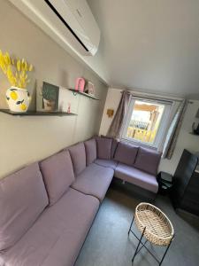 Mobil Home CAMPING LES SABLES DU MIDI的休息区