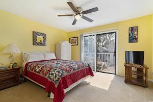 a bedroom with a bed and a ceiling fan at Mai Tu Suns - Renovated 3 Bedroom Beach Home! in Myrtle Beach