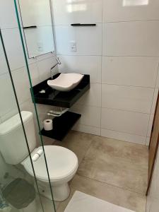 Ένα μπάνιο στο Suítes do Cabo