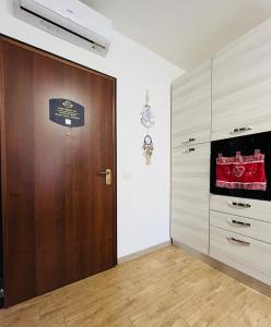 a room with a wooden door and white walls at Your Exclusive Apartment near Santa Teresa Gallura in Porto Pozzo