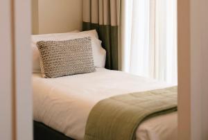 Postel nebo postele na pokoji v ubytování Comfy Studios Hotel