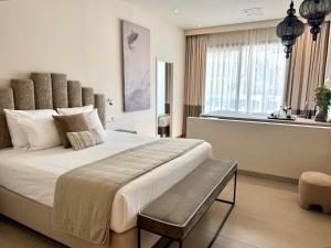 Postel nebo postele na pokoji v ubytování Comfy Studios Hotel