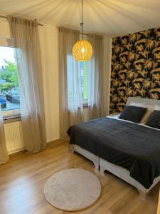 a bedroom with a large bed and a large window at Zentral mit Gartentraum 3 Schlafzimmer 8 Personen in Paderborn