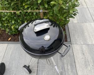 a grill with a car on top of it at Enkhuizer Strandchalet Nr 257 in Enkhuizen