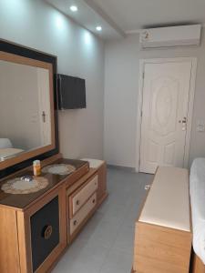 ein Wohnzimmer mit einem großen Spiegel und einem Bett in der Unterkunft شالية في كمباوند سكانديك عرابيا in Hurghada