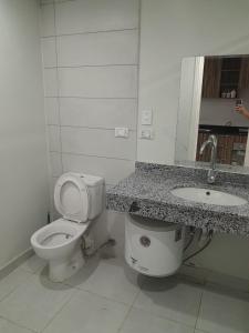 ein Badezimmer mit Toilette und Waschbecken in der Unterkunft شالية في كمباوند سكانديك عرابيا in Hurghada