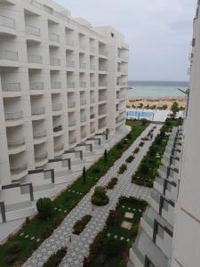 einem externen Blick auf ein Gebäude mit Garten in der Unterkunft شالية في كمباوند سكانديك عرابيا in Hurghada