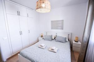1 dormitorio blanco con 1 cama con 2 almohadas en Oasis Jaylota, en Corralejo