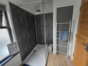 Koupelna v ubytování Central Portrush Townhouse available for Open Golf + 22 fotografií