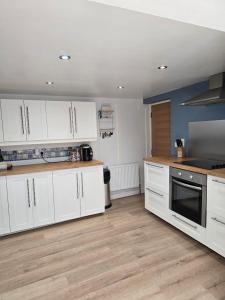 Kuchyň nebo kuchyňský kout v ubytování Central Portrush Townhouse available for Open Golf