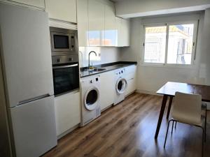 Kuchyňa alebo kuchynka v ubytovaní Apartamentos Mirablau