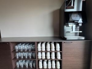 Příslušenství pro přípravu čaje a kávy v ubytování Hotel Melfarhus