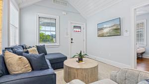 Modern Coastal Comfort - 3 Bedroom Condo with Balcony في أوشن سيتي: غرفة معيشة مع أريكة زرقاء وطاولة