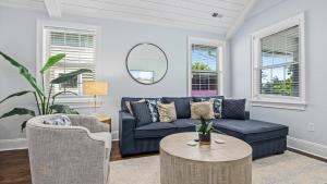 Modern Coastal Comfort - 3 Bedroom Condo with Balcony في أوشن سيتي: غرفة معيشة مع أريكة زرقاء وطاولة