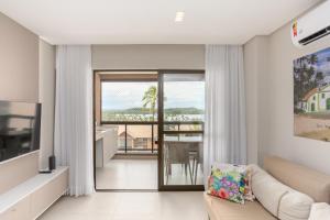a living room with a couch and a television at ECO RESORT PRAIA DOS CARNEIROS - Desfrute de uma estadia inesquecível in Tamandaré