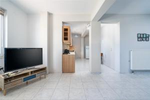 イエラペトラにあるSunset Apartmentのリビングルーム(薄型テレビ、テーブル付)