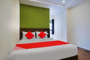 Katil atau katil-katil dalam bilik di Hotel O Home Hotel R Square Nacharam +22 gambar