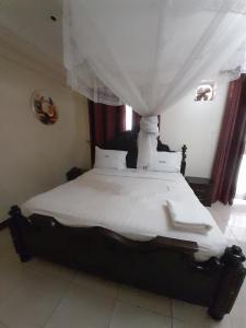 Postel nebo postele na pokoji v ubytování Harambee paradise hotel