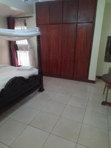 Postel nebo postele na pokoji v ubytování Harambee paradise hotel + 3 fotografie
