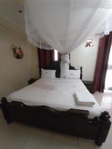 Postel nebo postele na pokoji v ubytování Harambee paradise hotel