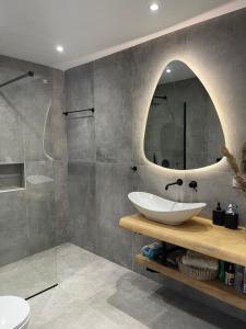 Ένα μπάνιο στο AMBELI Luxury Apartment +14 φωτογραφίες