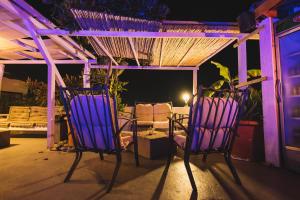 A seating area at Bivalvia Apartments