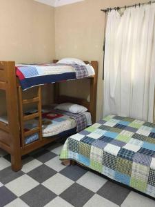1 dormitorio con 2 literas y suelo a cuadros en FINCA SAN JAVIER GREAT FARM WITH HORSES AND POOl, en Sasaima 17 fotos más