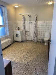Ένα μπάνιο στο Feriehus med indhegnet have