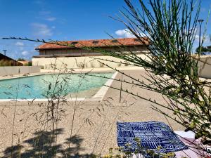 Swimmingpoolen hos eller tæt på Appartment with pool, beach and ocean 5 min by walk, city center, shopping and market + 6 billeder