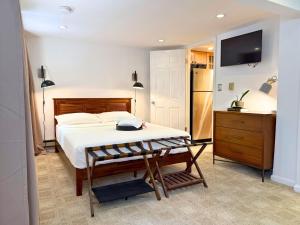 una camera con letto, frigorifero e TV di The Hill House Your stay in DC Made Memorable a Washington