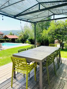 Borgo alla Collinaにある“Da Paolino”の天蓋付きの木製デッキに置かれたテーブルと椅子