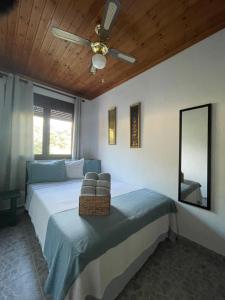 Un pat sau paturi într-o cameră la Miro & Lana vacation home