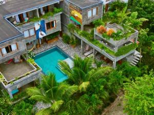 an aerial view of a house with a swimming pool at Hermanos Perdidos Surf in Las Tunas