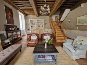 una sala de estar con un sofá y una mesa en Le Mont Saint-Laurent, en Mesmont