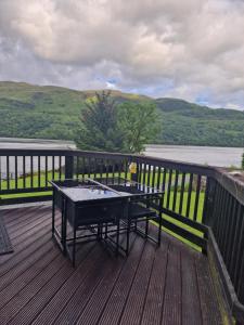 - une table de ping-pong sur la terrasse d'une maison dans l'établissement WATERSIDE 3 BED COTTAGE, HOT TUB, SAUNA, PVT BEACH, à Arrochar
