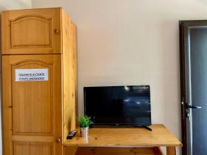 TV a/nebo společenská místnost v ubytování Bungalows of Yug