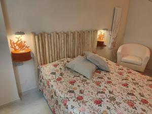 1 dormitorio con 1 cama, 1 silla y 2 lámparas en Casa Dolce Santa Margherita, en Santa Margherita Ligure 7 fotos más