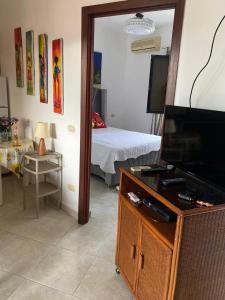 une chambre avec une télévision et une chambre avec un lit dans l'établissement Residencial Oasi Casa, à Boca Chica