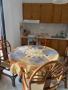- une cuisine avec une table, des chaises, une table et des chaises dans l'établissement Residencial Oasi Casa, à Boca Chica