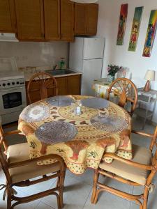 Il comprend une cuisine équipée d'une table et de chaises. dans l'établissement Residencial Oasi Casa, à Boca Chica