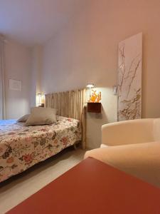 Una habitación de hotel con dos camas y dos lámparas. en Casa Dolce Santa Margherita, en Santa Margherita Ligure