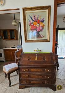 Dolce Vita Ciabaudo relax nella natura Badalucco في Ciabaudo: لوحة على الحائط فوق خزانة في المطبخ