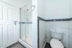 a white bathroom with a shower and a toilet at Free Parking 2 Beds Studio Flat close to River Thames in Reading