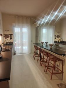 una cocina con una mesa con tazones. en Casa Dolce Santa Margherita, en Santa Margherita Ligure