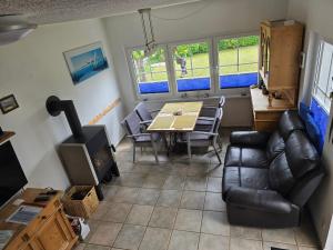 un soggiorno con un tavolo e un divano di Behagliches Ferienhaus Mit Garten Und Terrasse a Rerik Altre 8 foto