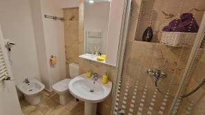 Et badeværelse på Central Zen Loft - Comfort & Space for Groups - 3 Double Beds, 2 Baths + 22 billeder