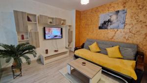 Et tv og/eller underholdning på Central Zen Loft - Comfort & Space for Groups - 3 Double Beds, 2 Baths