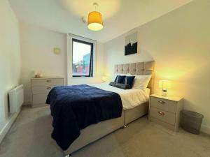 En eller flere senge i et værelse på The InnerCity Escape 2 Bed & 2 Bath