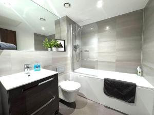 Et badeværelse på The InnerCity Escape 2 Bed & 2 Bath